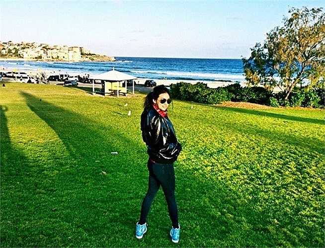 Sống xa xỉ là thế nhưng ít ai ngờ, Kim Lim là một trong những người trẻ rất mê từ thiện. Cô thường xuyên hoạt động từ thiện, tình nguyện tại Trung tâm Phục hồi chức năng Apex, dành cho người cao tuổi tại Bukit Merah View. Kim chia sẻ: 'Hy vọng, sau khi tôi tốt nghiệp năm tới, tôi sẽ mở được một tổ chức từ thiện riêng của mình'.