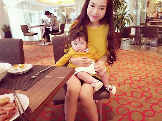 Nhan sắc của Elly Trần và con gái Cadie Mộc Trà được nhiều người ngưỡng mộ.