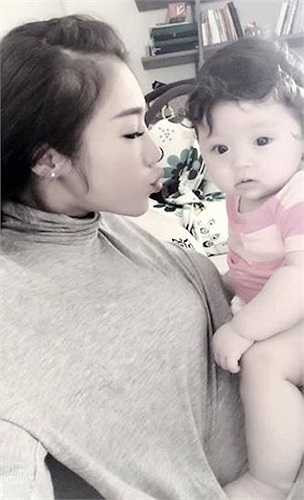 Không chỉ được yêu thích tại Việt Nam, báo chí các nước khu vực Châu Á cũng thường xuyên đưa tin về Elly Trần và con gái.