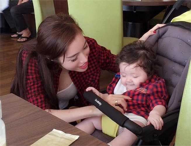 Nữ diễn viên cũng rất chăm chút việc ăn mặc của con gái.