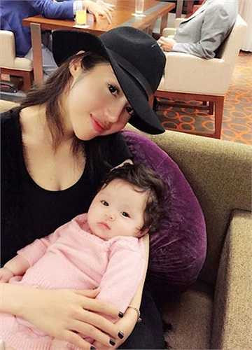 Cadie thường xuyên được mẹ mua cho nhiều món đồ.