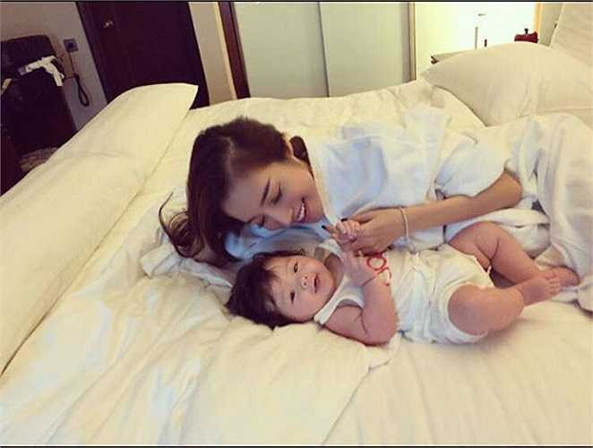 Hai mẹ con thường xuyên chơi đùa cùng nhau