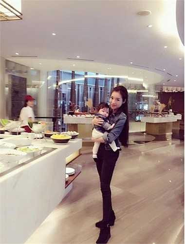 Elly Trần đưa con gái đi cùng mọi lúc mọi nơi.