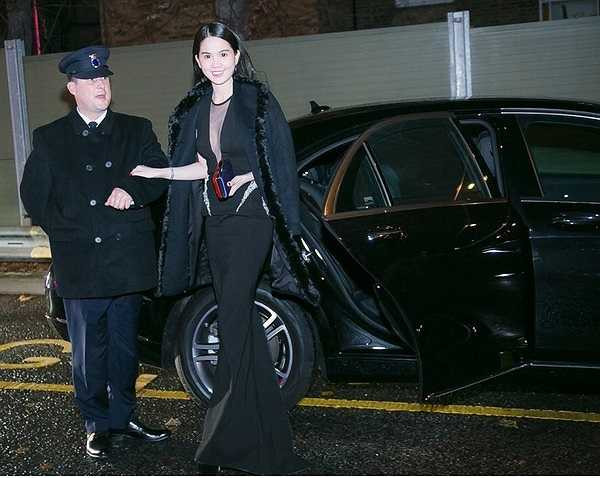 Họ được ở tại những khách sạn sang trọng nhất London, được siêu xe Limousine đưa đến địa điểm diễn