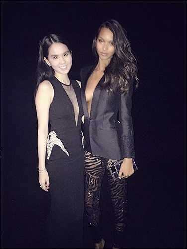 Bù lại, cô có cơ hội chiêm ngưỡng show thời trang được mong đợi nhất năm