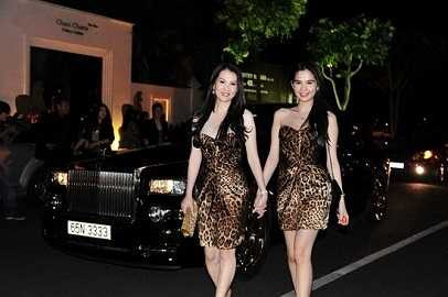 Ngọc Trinh tới dự tiệc trên chiếc xe siêu sang Roll Royce Phantom trong bộ đầm họa tiết da báo nổi bật.