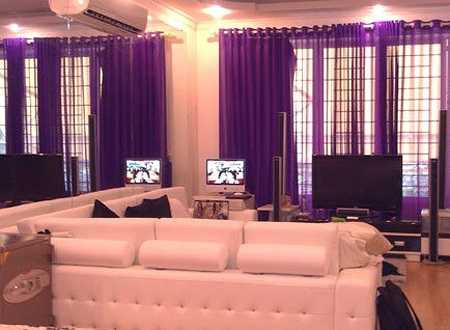 Ngọc Trinh hiện sống trong căn nhà rộng rãi và tràn ngập sắc tím tại TP.HCM. Mỗi năm một lần, nữ hoàng nội y lại thay đổi cách thiết kế và tông màu cho không gian mà cô sinh hoạt.