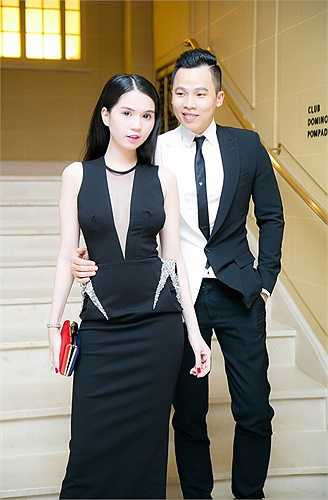 Ông bầu Khắc Tiệp tháp tùng Ngọc Trinh đến với show diễn danh giá.