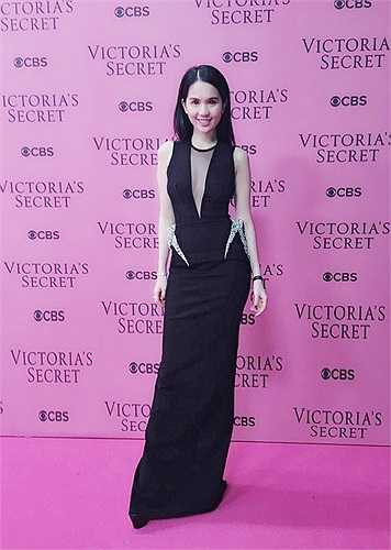 'Nữ hoàng nội y' tạo dáng trên thảm hồng của Victoria's Secret 2014 