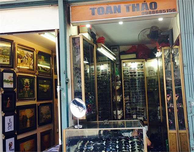 Cửa hàng kính này nằm ngay giữa ngã tư Lương Văn Can và Hàng Bông, với diện tích chỉ khoảng 4 - 5 m2, nhưng luôn tấp nập khách ra vào, nhất là vào dịp cuối tuần 