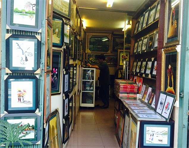 Một cửa hàng tranh trên phố Hàng Bông với diện tích mặt tiền chỉ khoảng hơn 1m 