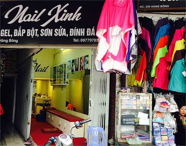 Cửa hàng sơn sửa móng tay này có hình bình hành, nằm nghiêng nghiêng cùng con ngõ ngay cạnh, bề ngang của cửa hàng này chỉ khoảng 1m 