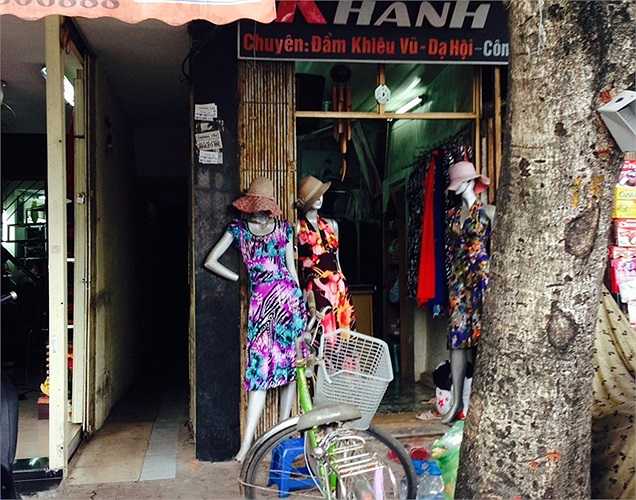 Cửa hàng thời trang này cũng có diện tích siêu nhỏ, mặt tiền cũng chỉ 1,5m