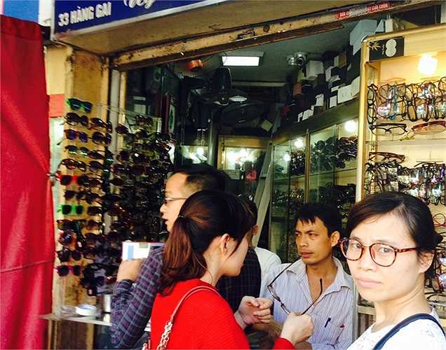 Cửa hàng siêu nhỏ nhưng lúc nào cũng đông khách