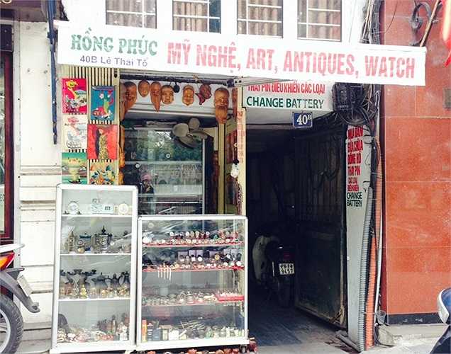 Cửa hàng đồng hồ này, diện tích chắc chỉ khoảng 2 m2, nhưng lại nằm ngay mặt đường và hướng thẳng ra Hồ Hoàn Kiếm