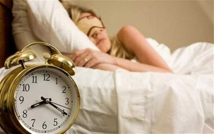 1. Ngủ dưới 6 tiếng/ngày: Những người cảm thấy ổn khi chỉ dành 6 tiếng một ngày để ngủ thường có nguy cơ mắc các vấn đề về sức khỏe như đột quỵ, tiểu đường, tổn thương về xương và tim… lớn hơn những người ngủ đủ 8 tiếng.