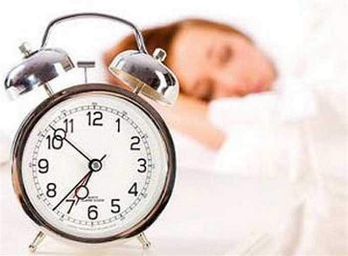 12. 'Ngủ nướng': Bạn nghĩ rằng việc 'ngủ nướng' thêm 5 phút là vô cùng hữu ích nhưng thực ra, bắt cơ thể tiếp tục ngủ khi đã bị đánh thức là điều vô ích. Chu kỳ giấc ngủ tự nhiên của bạn bị gián đoạn nên 5 phút 'ngủ nướng' không phải là thời gian ngủ chất lượng.