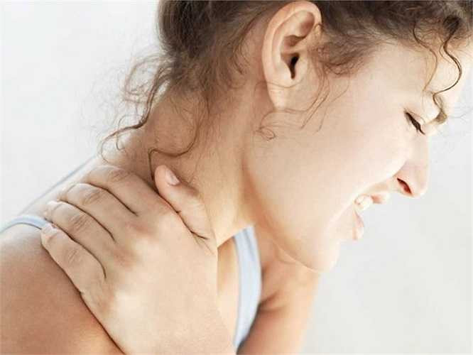 13. Đeo đồ trang sức khi ngủ: Hầu hết các đồ trang sức làm bằng kim loại. Khi ngủ, chúng tiếp xúc và cọ sát với da khiến làm tăng nguy cơ bị dị ứng da. Một số trang sức lại phát quang vào buổi đêm chứa radium - nguyên tố kim loại phát xạ, tuy lượng nhỏ nhưng lâu dần sẽ gây hại cho cơ thể. 