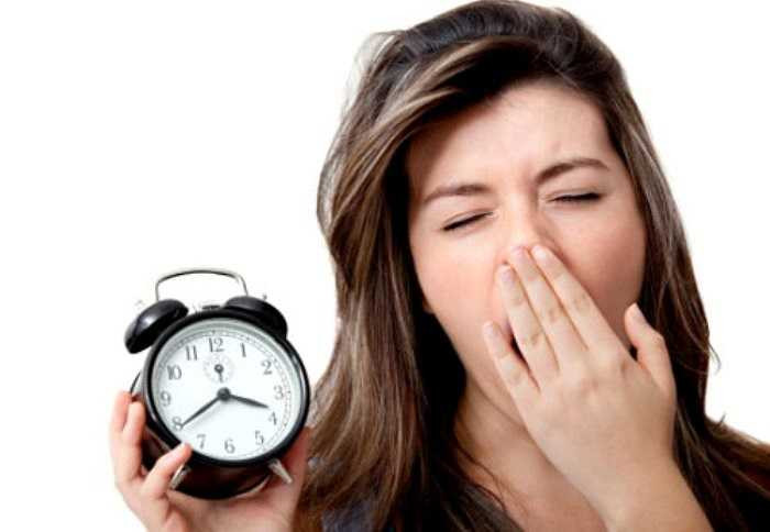 14. Ngủ trong phòng quá nóng: Nhiệt độ quá cao trong phòng có thể gây rối loạn quá trình trao đổi chất của cơ thể. Khí nóng khi hít vào có thể gây tổn thương niêm mạc mũi. Không khí nóng cũng là môi trường thuận lợi cho các vi sinh vật sinh sôi và phát triển nên dễ gây cảm cúm.