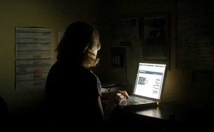 17. Dùng máy tính quá khuya: Ánh sáng từ màn hình máy tính sẽ kích thích não bộ của bạn và bạn sẽ không thôi bận tâm về những việc cần làm ngay cả khi đã tắt máy. Tốt nhất, đừng bao giờ mang công việc về nhà và hãy để đầu óc nghỉ ngơi, thư giãn thật thoải mái trước khi chìm vào giấc ngủ.