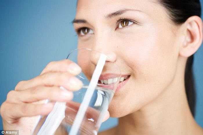 18. Uống nhiều nước: Bạn cũng không nên uống quá nhiều nước trước khi ngủ vì sẽ khiến bạn phải luôn thức dậy đi vệ sinh, từ đó giấc ngủ sẽ bị gián đoạn.