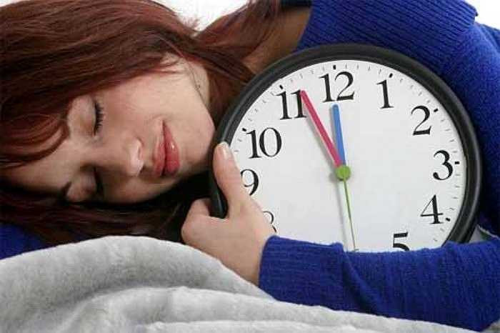 4. Không ngủ trưa: Ngủ trưa chính là cách bù trừ thời gian thiếu ngủ hiệu quả. Sau khi được nghỉ trưa, mọi người đều làm việc tốt hơn và giải quyết những công việc đầu óc nhanh hơn. Ngủ trưa còn rèn cho bản khả năng buồn ngủ nhanh. 