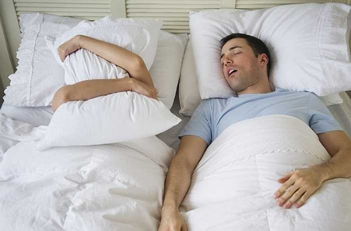 5. Ngáy ngủ: Thực tế, ngáy ngủ mang tới nhiều nguy cơ về sức khỏe hơn là bạn vẫn nghĩ. Sự rung động của các mô mềm trong đường thở có thể khiến các mô bị sung gây trở ngại cho việc bạn thở. 