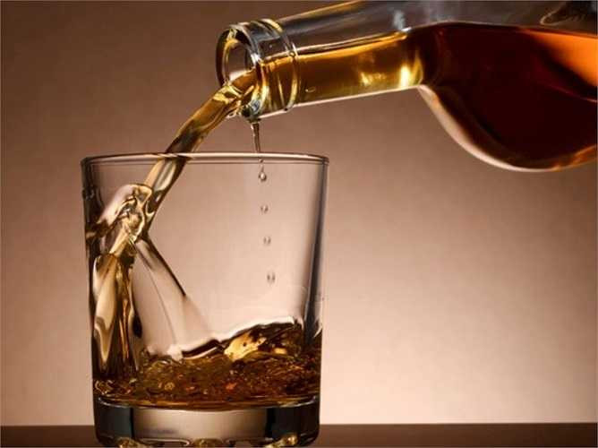 6. Uống rượu: Theo tiến sĩ Grandner, trong lúc bạn ngủ, cơ thể phải xử lý lượng rượu và nó khiến cơ thể bạn bị kích thích và không được nghỉ ngơi. Điều này khiến giấc ngủ của bạn chập chờn và cơ thể mỏi nhừ vào sáng hôm sau.