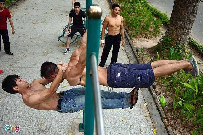 Tại TP.HCM, nhóm Sài Gòn Calisthenics được thành lập cách đây một năm với khoảng 100 thành viên tham gia tập luyện.