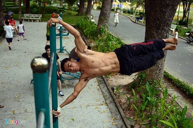 Một bạn trẻ đang hít xà với tư thế nằm ngang, một động tác đòi hỏi sức mạnh cửa cơ bắp.