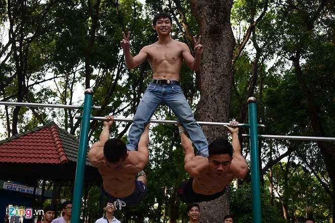 Với bộ môn thể thao đường phố này, việc tập luyện cần có sự kết hợp ăn ý giữa các thành viên. 'Các thành viên trong nhóm kết hợp thực hiện các động tác, điều này giúp sự gắn kết và chia sẻ lẫn nhau'. Anh Hùng, nhóm Sài Gòn Calisthenics cho biết.