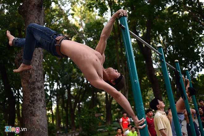 Ngoài những kỹ thuật cơ bản như sử dụng sức mạnh cơ tay để nhấc bổng hai người lên không, đi bộ trên không...