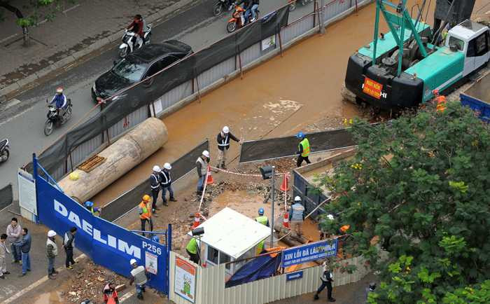 Thi công đường sắt trên cao làm vỡ đường ống nước ở Cầu Giấy