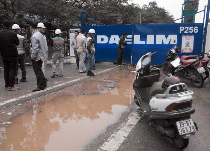 Thi công đường sắt trên cao làm vỡ đường ống nước ở Cầu Giấy