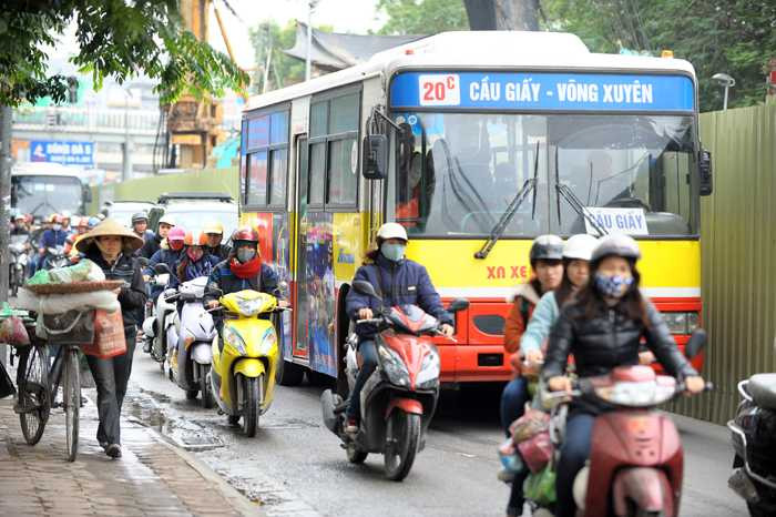 Thi công đường sắt trên cao làm vỡ đường ống nước ở Cầu Giấy