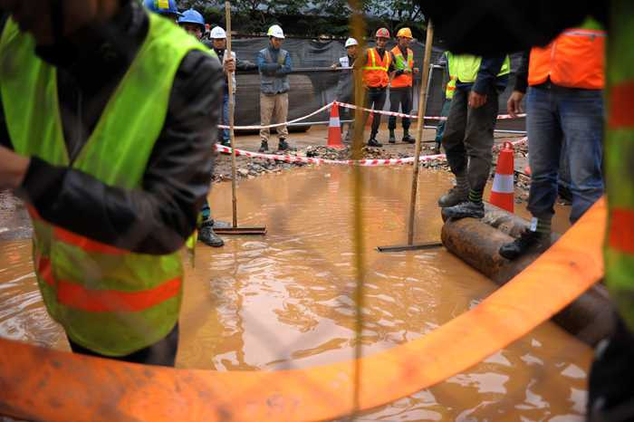 Thi công đường sắt trên cao làm vỡ đường ống nước ở Cầu Giấy