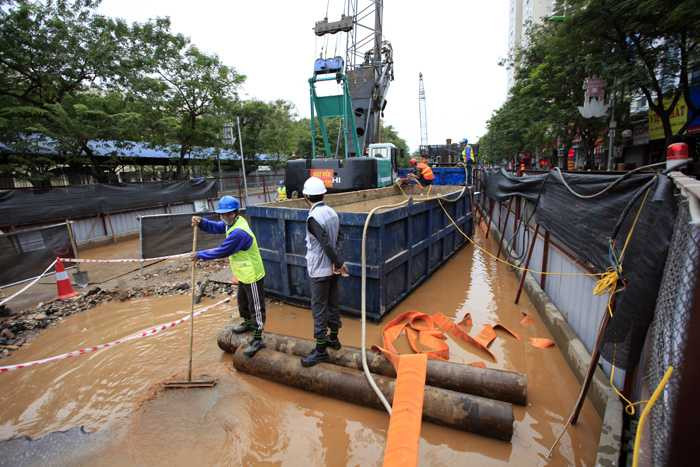 Thi công đường sắt trên cao làm vỡ đường ống nước ở Cầu Giấy