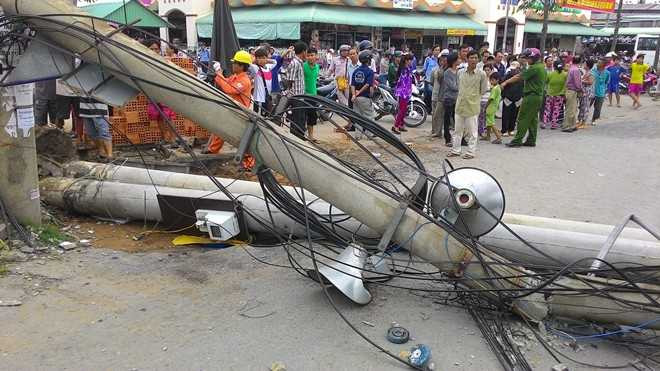Trụ điện cao thế bất ngờ đổ sập, người đi đường tháo chạy