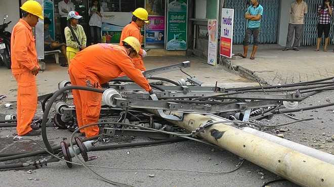 Trụ điện cao thế bất ngờ đổ sập, người đi đường tháo chạy