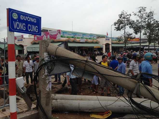 Trụ điện cao thế bất ngờ đổ sập, người đi đường tháo chạy