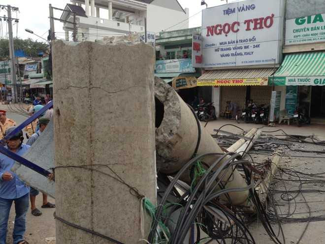 Trụ điện cao thế bất ngờ đổ sập, người đi đường tháo chạy