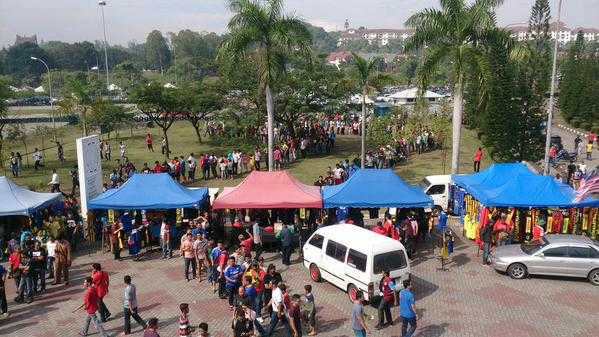 Fan Malaysia xếp hàng mua vé