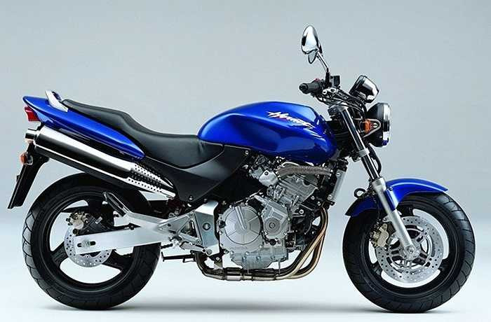 Honda Hornet 600 đời 1998 trở thành một lựa chọn hàng đầu cho nhiều người chơi xe tại thời điểm ra mắt. Mẫu xe này kết hợp sự mạnh mẽ từ khối động cơ của người anh em CBR600RR cùng kiểu dáng của một chiếc xe máy tiêu chuẩn, sử dụng hệ khung sườn thép, dàn vỏ đơn giản. Ống xả được đặt cao càng làm tôn thêm dáng vẻ của Hornet 600, do đó mẫu naked bike này nhanh chóng nhận được sự yêu thích của một thế hệ chơi xe trước đây. Cho đến nay, dòng xe Hornet của Honda vẫn được nhiều người chơi xe lựa chọn
