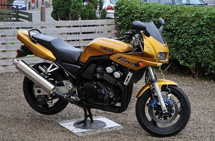 Yamaha FZS600 Fazer đời 1998 tạo nên những tranh luận gay gắt khi so sánh với mẫu naked bike Honda Hornet. Bởi ở thời của 2 mẫu xe này, trên thị trường không có quá nhiều lựa chọn naked bike. Fazer 600 sở hữu kiểu dáng góc cạnh hơn so với Honda Hornet 600, động cơ của 2 mẫu xe này không chênh lệch quá nhiều. Do đó, cùng với Hornet 600, FZS600 Fazer là một trong những mẫu được đánh giá cao trong phân khúc 600 phân khối.