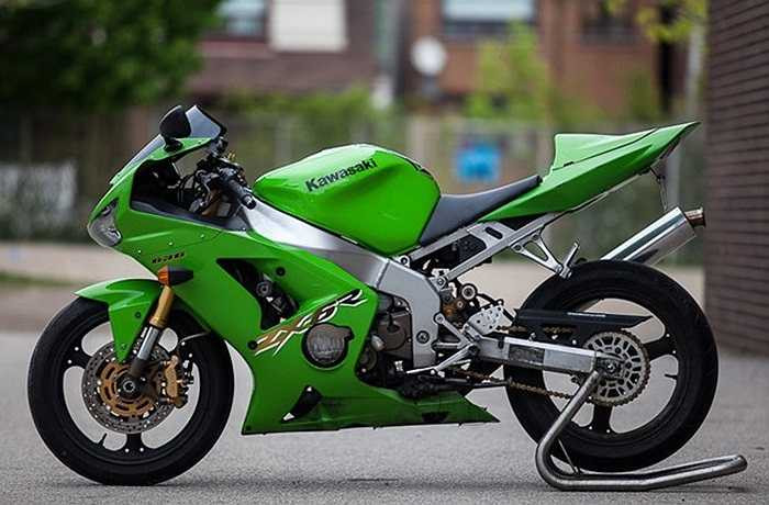 Mẫu sportbike Kawasaki ZX-6R đời 2003 cũng được đánh giá là một huyền thoại trong phân khúc xe 600 phân khối. Mẫu xe từ Nhật Bản mang những đường nét có phần hoang dã hơn so với Honda CBR600RR và Yamaha R6. Tại thời điểm ra mắt, ZX-6R vượt trội hơn khá nhiều mẫu xe cùng phân khúc trên thị trường khi được trang bị những chi tiết cao cấp hơn.
