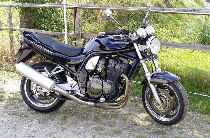 Trong số những mẫu xe 600 phân khối được đánh giá là huyền thoại,Suzuki Bandit 600 1996 có lẽ là cái tên yếu thế nhất. Xe không sở hữu tốc độ ấn tượng, khả năng điều khiển không phải là hoàn hảo, tuy nhiên trở lại thời điểm mới ra mắt, đây lại là mẫu xe hiếm hoi trên thị trường ở phân khúc 600 phân khối. 