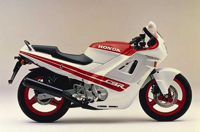 Trong số những mẫu xe huyền thoại ở phân khúc 600 phân khối, Honda CBR600F đời 1987 là cái tên được đánh giá cao nhất, bởi trước khi CBR600F xuất hiện, trên thị trường không hề có một mẫu xe nằm trong phân khúc này. Chính vì vậy, đây là mẫu xe tạo nên cuộc cách mạng lớn cho ngành công nghiệp mô tô. Thời điểm đó, CBR600F sở hữu sức mạnh 85 mã lực, kiểu dáng bắt mắt.