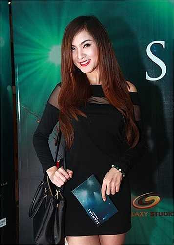 Gương mặt của Kelly đã biến đổi, đặc biệt là chiếc cằm trong một sự kiện vào tháng 10/2012. 