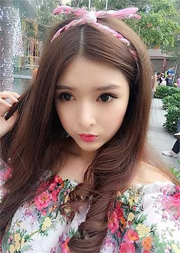 Ban đầu, cô giấu kín song tin tức đã bị lộ ra từ một người bạn, buộc lòng “hot girl” Khánh Hòa phải công khai việc cô đã nâng mũi và cắt mí.