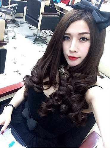 Cô thừa nhận rằng đã chỉnh sửa gương mặt, cụ thể là “Vân có sửa cho cánh mũi nhỏ hơn một xíu, tất cả chỉ có vậy'.